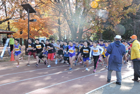 中学女子1年2,500mのスタート