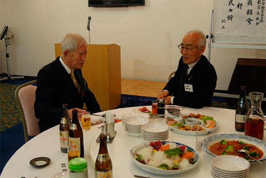 芳賀会長と尾崎市長の歓談