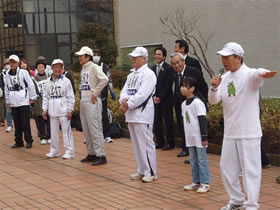 開会式後の全員でラジオ体操指導