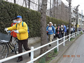 スタート直後、軟式野球協会の従者の先導で歩く