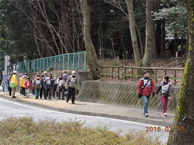 八幡神社北の登りで参加者の皆さん