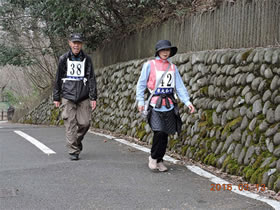 16Kmコースかぶと橋の折り返しを歩く参加者